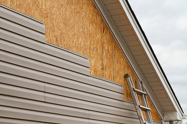 Professional Siding technician working in Braddock Heights, MD